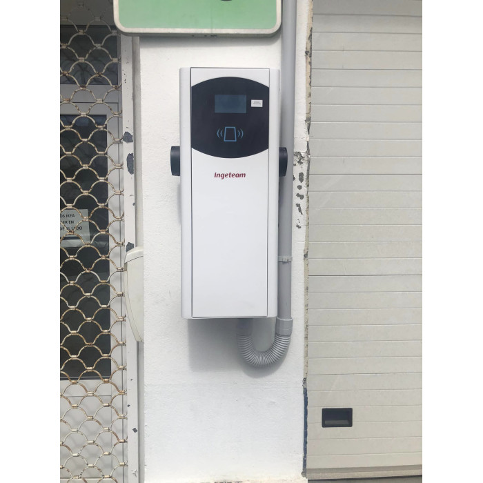 Настінна зарядна станція для електромобілів біла Ingerev Fusion Wall 400В 44кВт (22+22) з розеткою Тype 2 +  розеткою Type 2 Ingeteam FW3MW‐S2S2
