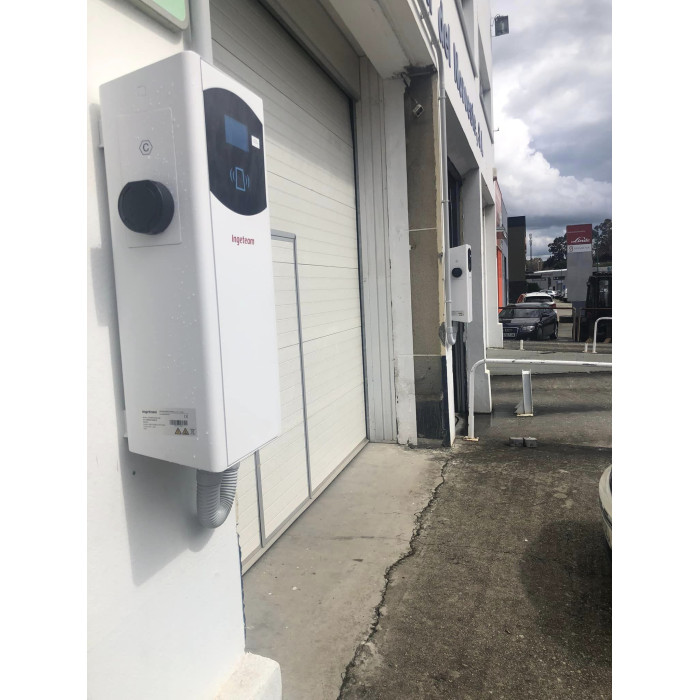 Настінна зарядна станція для електромобілів біла Ingerev Fusion Wall 400В 44кВт (22+22) з розеткою Тype 2 +  розеткою Type 2 Ingeteam FW3MW‐S2S2